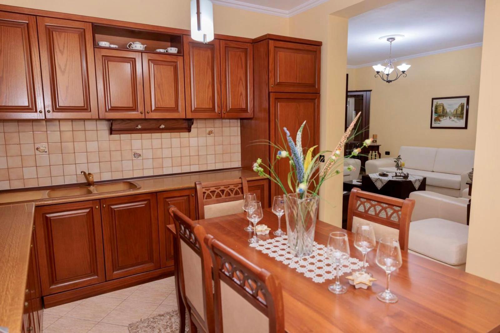 Heart Of Tirana Villa ภายนอก รูปภาพ